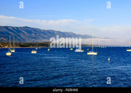 Banco di nebbia a laminazione fuori del Pacifico a Santa Barbara Foto Stock