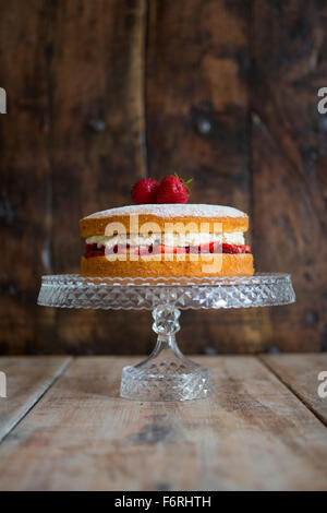 Victoria Sponge Cake sulla torta Stand Foto Stock