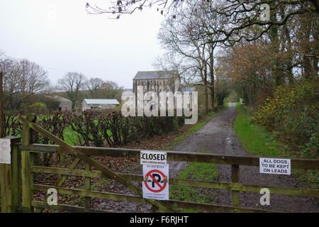 Piscina nero Mill, Pembrokeshire, mostra "chiuso fino a ulteriore avviso' firmare su porta Foto Stock