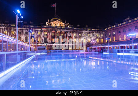 La pista di pattinaggio su ghiaccio a Somerset House di Londra Foto Stock