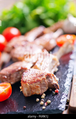 La carne fritta con spezie su un tavolo Foto Stock