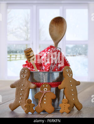 Pane appena sfornato gingerbread cookies con utensili da forno per Natale Foto Stock