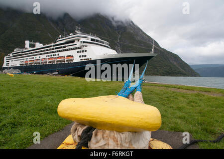 La nave di crociera nella baia Norvegia Geiranger fjord Foto Stock