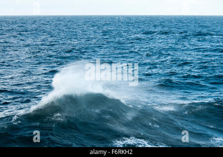 Le onde a wild mare dalla nave da crociera Foto Stock