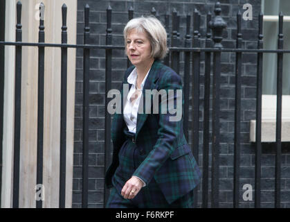 Home Secretary, Theresa Maggio,arriva per una riunione del gabinetto al numero 10 di Downing Street Foto Stock