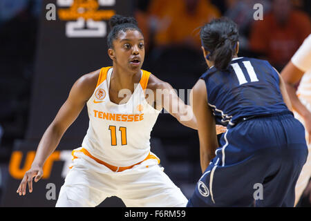 Novembre 18, 2015: diamante DeShields #11 del Tennessee Lady Volunteers difende contro Teniya pagina #11 della Penn State Lady Lions durante il NCAA pallacanestro tra la University of Tennessee Lady volontari e Penn State Lady Lions a Thompson Boling Arena a Knoxville TN Tim Gangloff/CSM Foto Stock