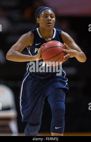 18 novembre 2015: Pagina Teniya #11 della Penn State Lady Lions passa la palla durante il NCAA pallacanestro tra la University of Tennessee Lady volontari e Penn State Lady Lions a Thompson Boling Arena a Knoxville TN Tim Gangloff/CSM Foto Stock