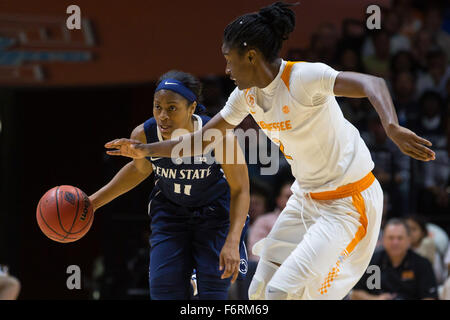 18 novembre 2015: Pagina Teniya #11 della Penn State Lady Lions porta la palla in alto tribunale contro Jasmine Jones #2 del Tennessee Lady volontari durante il NCAA pallacanestro tra la University of Tennessee Lady volontari e Penn State Lady Lions a Thompson Boling Arena a Knoxville TN Tim Gangloff/CSM Foto Stock