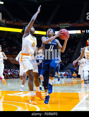 18 novembre 2015: Pagina Teniya #11 della Penn State Lady Lions rigidi per il cesto contro la Giordania Reynolds #0 del Tennessee Lady volontari durante il NCAA pallacanestro tra la University of Tennessee Lady volontari e Penn State Lady Lions a Thompson Boling Arena a Knoxville TN Tim Gangloff/CSM Foto Stock