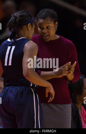 Novembre 18, 2015: head coach Coquese Washington parla con pagina Teniya #11 della Penn State Lady Lions durante il NCAA pallacanestro tra la University of Tennessee Lady volontari e Penn State Lady Lions a Thompson Boling Arena a Knoxville TN Tim Gangloff/CSM Foto Stock