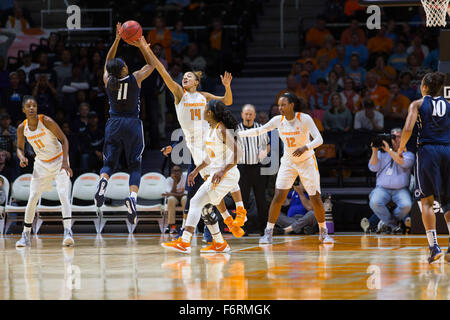 Novembre 18, 2015: Andraya Carter #14 del Tennessee Lady Volunteers tenta di bloccare il colpo di pagina Teniya #11 della Penn State Lady Lions durante il NCAA pallacanestro tra la University of Tennessee Lady volontari e Penn State Lady Lions a Thompson Boling Arena a Knoxville TN Tim Gangloff/CSM Foto Stock