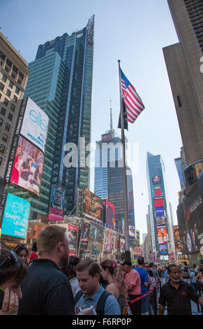Manhattan New York Times Square bandiera americana con cartelloni e cartelli pubblicitari nel trafficato centro cittadino Foto Stock