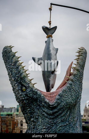 Un gigante dinosauro Mosasaurus mangiare una grande squalo bianco è stata svelata al South Bank punto di osservazione per celebrare il rilascio di Blu-ray e DVD di mondo giurassico, oggi (19ott15) dotato di: Mosasaurus, visualizzare atmosfera dove: Londra, Regno Unito Foto Stock