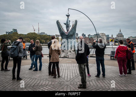 Un gigante dinosauro Mosasaurus mangiare una grande squalo bianco è stata svelata al South Bank punto di osservazione per celebrare il rilascio di Blu-ray e DVD di mondo giurassico, oggi (19ott15) dotato di: Mosasaurus, visualizzare atmosfera dove: Londra, Regno Unito Foto Stock