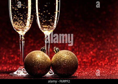 Due bicchieri di champagne pronta per la celebrazione della Messa di Natale Foto Stock