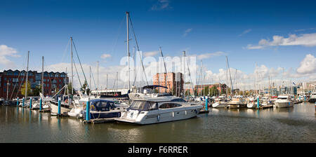 Regno Unito, Inghilterra, nello Yorkshire, Hull, barche ormeggiate nel porto turistico, panoramica Foto Stock