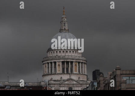 Londra, UK, 19 novembre 2015, nuvole scure su Londra come previsioni meteo a freddo umido scrivi in anticipo. Credito: JOHNNY ARMSTEAD/Alamy Live News Foto Stock