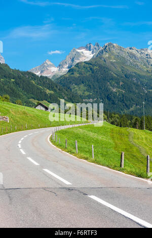 Strada girate in montagna. Piccola impugnatura shot Foto Stock