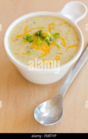 La cottura a vapore caldo crema di broccoli patate e zuppa di formaggio Foto Stock