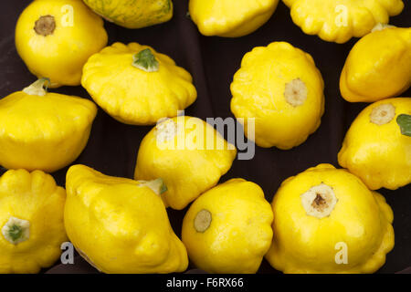 Decorativo vacanze autunnali zucche sul display a livello locale mercato degli agricoltori Foto Stock