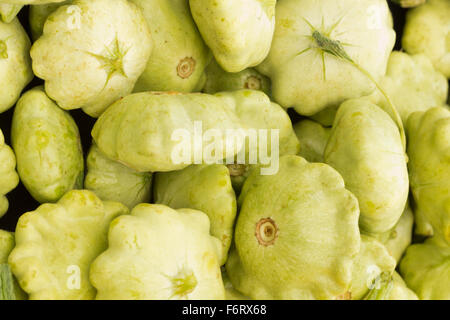 Decorativo vacanze autunnali zucche sul display a livello locale mercato degli agricoltori Foto Stock