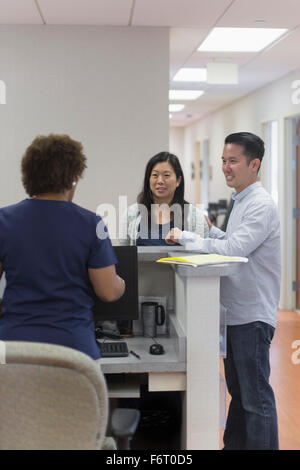 Infermiere e pazienti parlando in ospedale Foto Stock