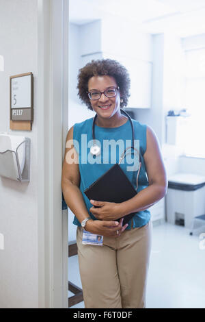 African American medico tenendo tavoletta digitale Foto Stock