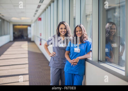 Gli infermieri sorridente in ospedale in corridoio Foto Stock