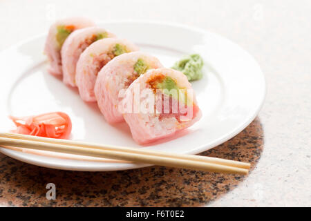 Rosa wrap sushi di tonno rotolo di avocado con wasabi e zenzero sott'aceto Foto Stock