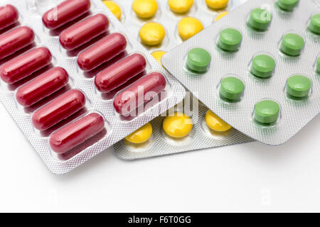 Pillole e capsule in blister che mostrano prodotti farmaceutici. Foto Stock