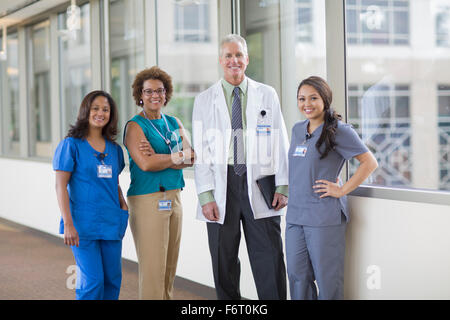 Medico e infermiere sorridente in ospedale in corridoio Foto Stock