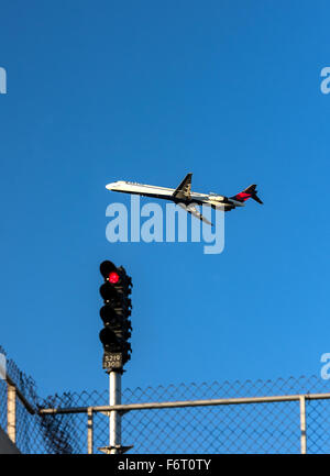 Delta compagnia aerea Jet decollo dall'aeroporto di Atlanta hub, GEORGIA, STATI UNITI D'AMERICA Foto Stock