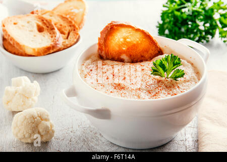 Purea di zuppa con crema di cavolfiore e crostini Foto Stock