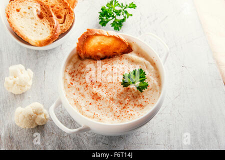 Purea di zuppa con crema di cavolfiore e crostini Foto Stock