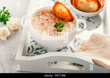 Purea di zuppa con crema di cavolfiore e crostini Foto Stock