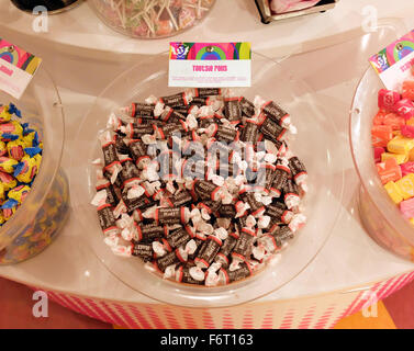 Piccoli rotoli Tootsie in vendita dal cancelletto a IT'SZUCCHERO candy shop in Greenwich Village, Manhattan, New York City. Foto Stock