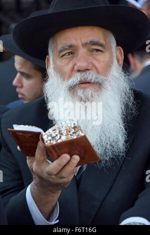 I religiosi rabbino ebreo studiando presso la convention annuale di Chabad emissari di Brooklyn, New York Foto Stock