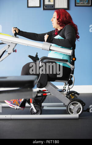 Donna disabile facendo terapia fisica Foto Stock