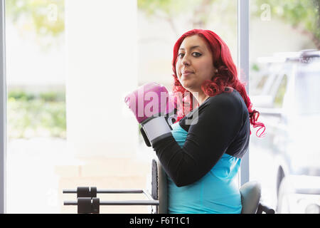 Donna disabile facendo terapia fisica con trainer Foto Stock