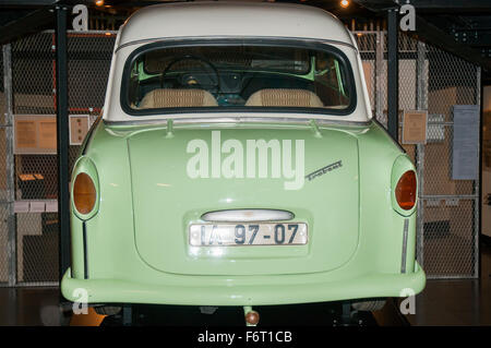 Trabant vettura presso il Deutsches Historisches Museum (tedesco storia museo), Berlino Foto Stock