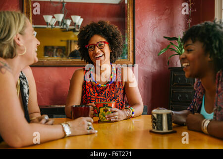 Donne che ridono di bere il caffè Foto Stock