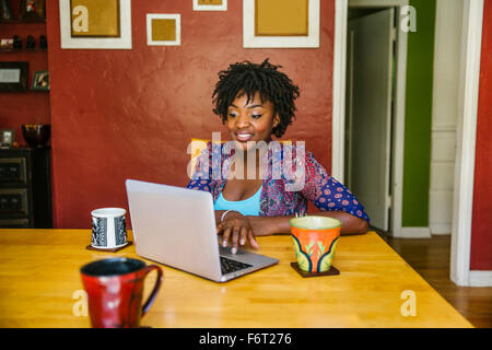 Nero donna utilizzando laptop Foto Stock