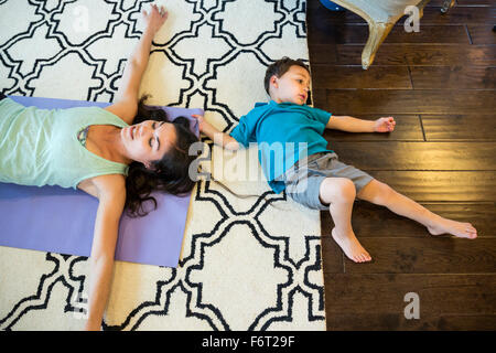 Madre e Figlio la posa sul pavimento Foto Stock