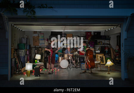 Banda caucasica giocando in garage Foto Stock