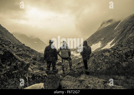 Gli escursionisti ammirando la valle di montagna Foto Stock