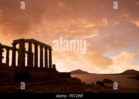 Tempio di Poseidone sotto il cielo al tramonto, Cap Sunion, Grecia Foto Stock