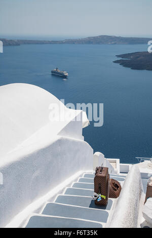 Valigia sulla collina passi oltre oceano Foto Stock