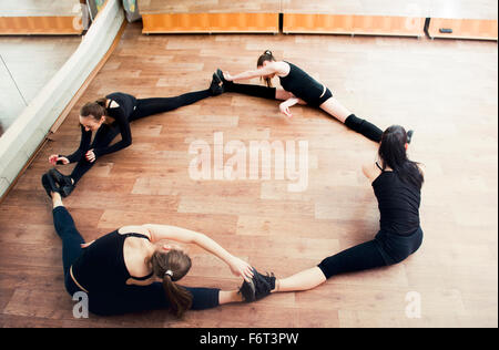 Ballerini caucasica stretching in studio Foto Stock