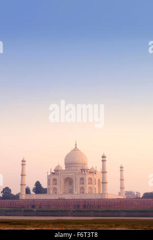 Taj Mahal sotto il cielo nebuloso, Agra, Uttar Pradesh, India Foto Stock