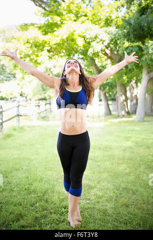 Razza mista woman standing in erba Foto Stock